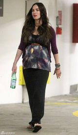 组图：梅根和老公出门看医生 大肚隆起魅力不减