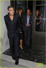 组图：乔治克鲁尼西装笔挺与女友共进晚餐