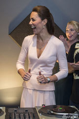 组图：威廉夫妇访澳洲 凯特王妃大玩DJ显亲民