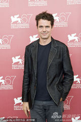 《三》媒体见面会 苏菲-罗艺斯获两男星揽腰护花