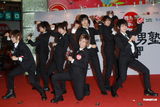 组图：日本团体风男塾现身香港 伪男造型吸引粉丝