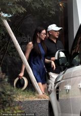 组图：张雨绮休闲蓝裙宴请好友 王全安贴心相伴