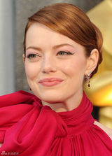 高清组图：奥斯卡红毯艾玛-斯通紫红色礼服亮相