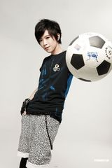 幻灯图：张芸京动画MV化身异世界小王子