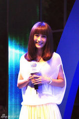 组图：姚笛出席活动粉丝雨中集体求婚