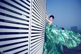 组图：皓恬孔雀绿霸气写真 高贵大气女王范