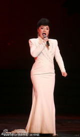 组图：宋祖英红裙典雅高贵 郭达献艺西安文艺晚会