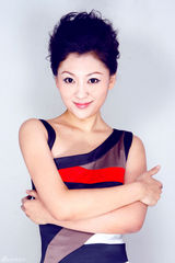 组图：天漪长裙写真亮相 气质优雅自信