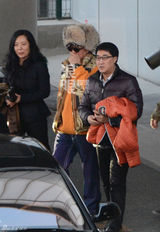 组图：赵本山筹备春晚潮装回京直奔大舞台