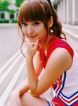 组图：佐佐木希玩变装秀 穿旗袍抱熊猫