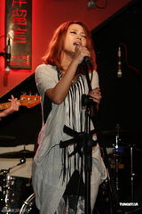 组图：黄美珍单飞出辑 歌声被喻犀利美工刀