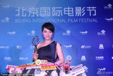 组图：直击影节闭幕后台 颜丙燕美艳男配吻奖杯