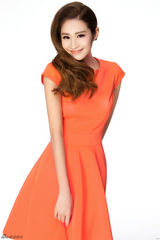 组图：颖儿春日写真秀曼妙身段展明媚笑容