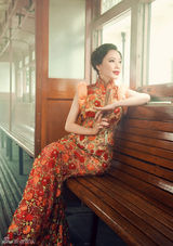 组图：方琼拍摄复古风大片 徜徉老上海街头巷尾