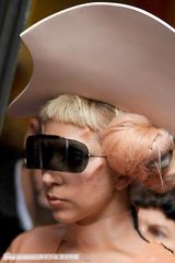 组图：Lady Gaga推广安全性行为 塑胶装展丰胸纤腰