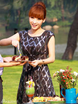 幻灯图：柳岩野餐写真曝光 清凉彩裙衬阳光笑容