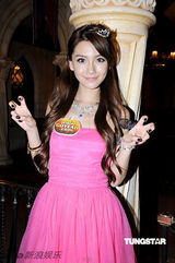 幻灯图集：港星AngelaBaby粉色洋装扮公主过万圣节
