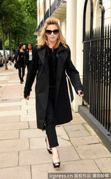 组图：麦当娜黑超出街天后范十足 任凭狗仔拍照