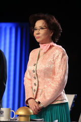 组图：蔡明《出彩》粉衣扮嫩 瞪眼吐舌频卖萌