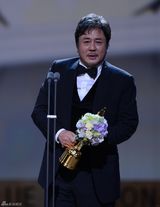 组图：第33届韩国青龙奖崔岷植林秀晶封帝后