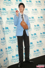 组图：王力宏西装亮相代言阳光俊朗