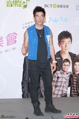 组图：梁汉文陪爱妻战胜乳癌