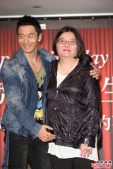 组图：邱黎宽庆生黄晓明送香吻