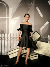 组图：马苏优雅亮相活动 抹胸裙扮靓大秀香肩