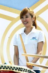 组图：蔡依林为奥运选手加油 穿便装击战鼓助威