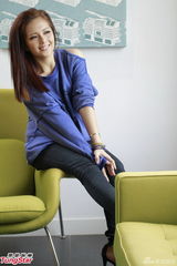 组图：卫兰努力学中文 获陈小春赞歌艺