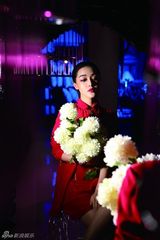 组图：邓家佳浓妆霸气外露如红色妖姬