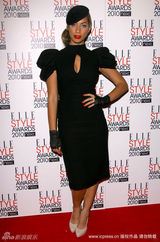 幻灯图：Elle风尚大典美女云集 坎贝尔蛇纹礼服性感