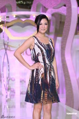 组图：廖碧儿现身上海换装秀捞金 避谈与TVB关系 