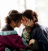 组图：全智贤破尺度玩女女吻 曝肉贴李冰冰旧照