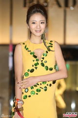 组图：安以轩性感亮相 马桶上感受地震