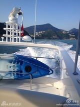 组图：“富婆”李念节日心情美 晒坐游艇出海照