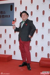 组图：曾志伟代言饼店显童趣 为取笑陈芷菁道歉