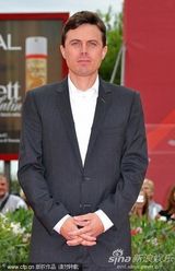 《我仍在这里》首映 导演卡西与影迷亲切玩自拍 