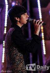 组图：群星齐聚开唱献爱心 BEG等性感助阵