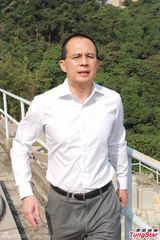 组图：李泽楷衬衫西裤现身拜祭祖先