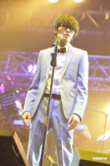 组图：方大同上海演唱会薛凯琪不避绯闻任嘉宾