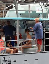 组图：蕾哈娜泳装现身游艇秀火辣身材