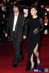 组图：严正花性感长裙秀美腿搭档金允锡亮相