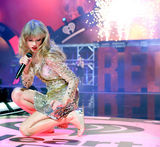 组图：斯威夫特黄金战衣献唱 红唇冶艳狂野甩发