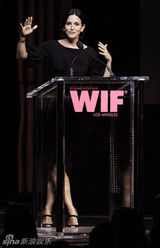 幻灯图集：安妮斯顿性感黑装亮相 肩头惊现神秘手