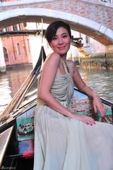 高清组图：女星叶璇荡舟威尼斯秀东方风情