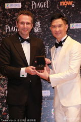 组图：张家辉Baby获最佳衣着 吐槽根本走不动路