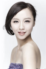 组图：刘婧曝光新写真展现甜美纯净气质