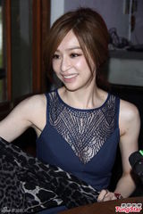 组图：王心凌为品牌站台 露事业线秀女人味