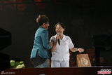 组图：伦永亮演唱会尾场 即兴拉叶德娴上台合唱